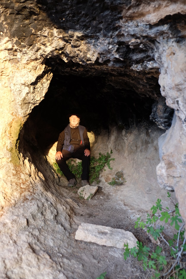 Interior de la cueva y lugar para recibir los rayos del sol